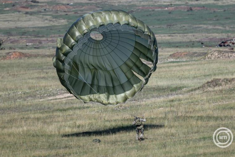 Ejtőernyős gyakorlattal folytatódott az Adaptive Hussars 2025